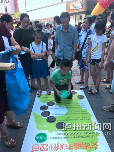 市民在宣傳點參加創(chuàng)文趣味游戲。 記者 朱虹 攝